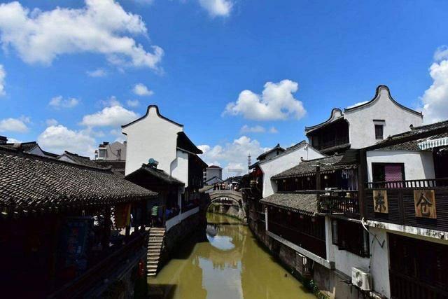 寻龙丨龙形拉花、财神咖啡……杭州这里的年味很吸引年轻人